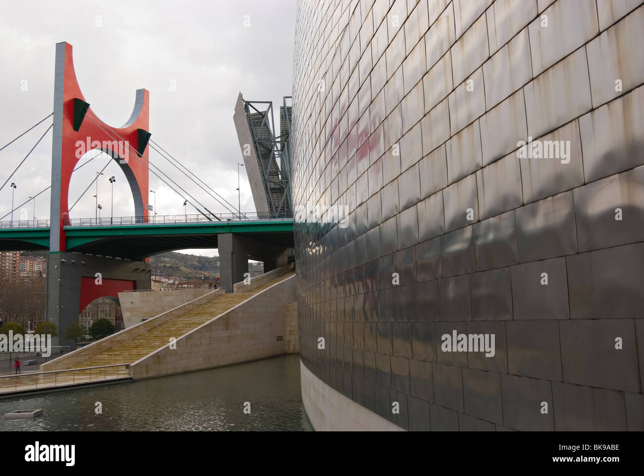 La Salve Bridge e il Museo Guggenheim a Bilbao, Spagna Foto Stock