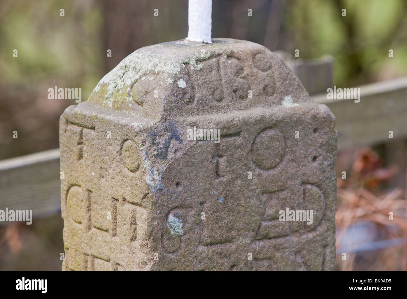 Un antica strada marker al ponte Dunsop nel trogolo di Bowland, Lancashire, Regno Unito, risalente al 1739. Foto Stock