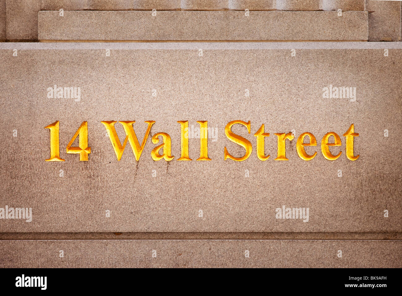 Wall Street segno inciso sulla parete di un edificio bancario lungo Wall Street, la parte inferiore di Manhattan, New York City USA Foto Stock