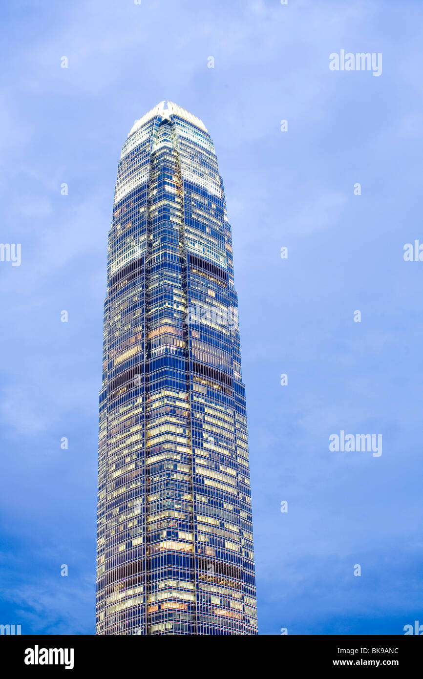 Due International Finance Center, 2 IFC Building al crepuscolo, Victoria Island, Hong Kong, Hongkong, Cina, Asia Foto Stock