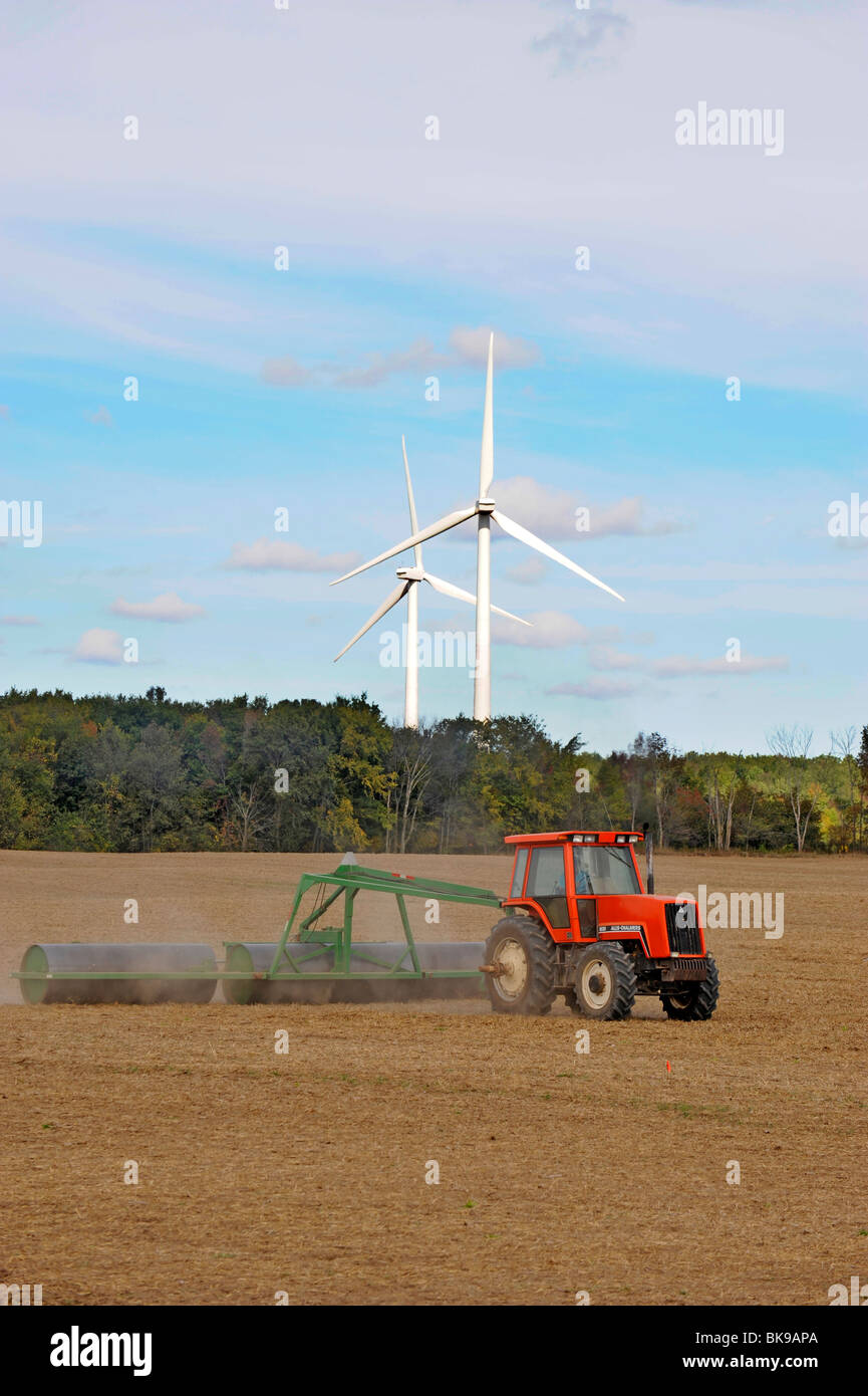 Mulino a vento mulino generare generatore di generazione di equilibrio il conservatorismo conservare ecosistema ecologia ambiente ambientali Amb. Foto Stock