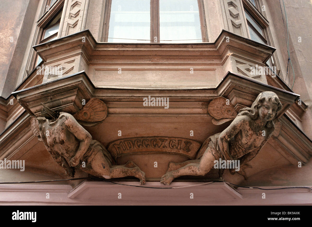 Angelo Headless tenendo su un balcone (datato1899), Brno, Repubblica Ceca. Foto Stock