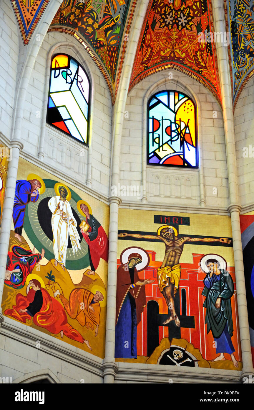 Madrid, Spagna. Catedral de la Almudena (1994) Cattedrale. Interno. All'interno della cupola - dipinti e vetrate Foto Stock