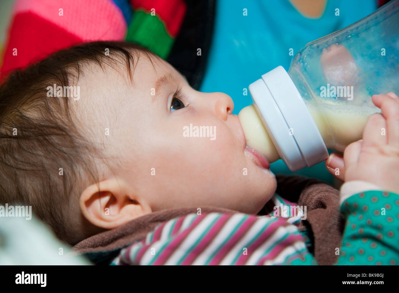 Baby girl allattamento al biberon Foto Stock