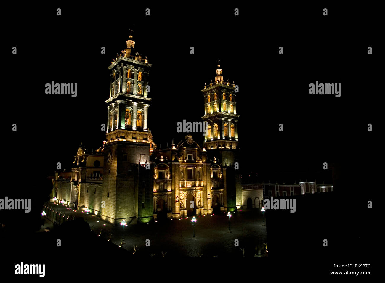 Luci nella notte nella Cattedrale di Puebla de Zaragoza, Messico. Foto Stock