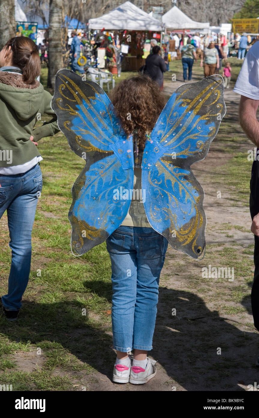 Kanapaha Spring Garden Festival Gainesville Florida ragazza indossa ali di farfalla vicino l'ingresso alla Casa delle Farfalle Foto Stock