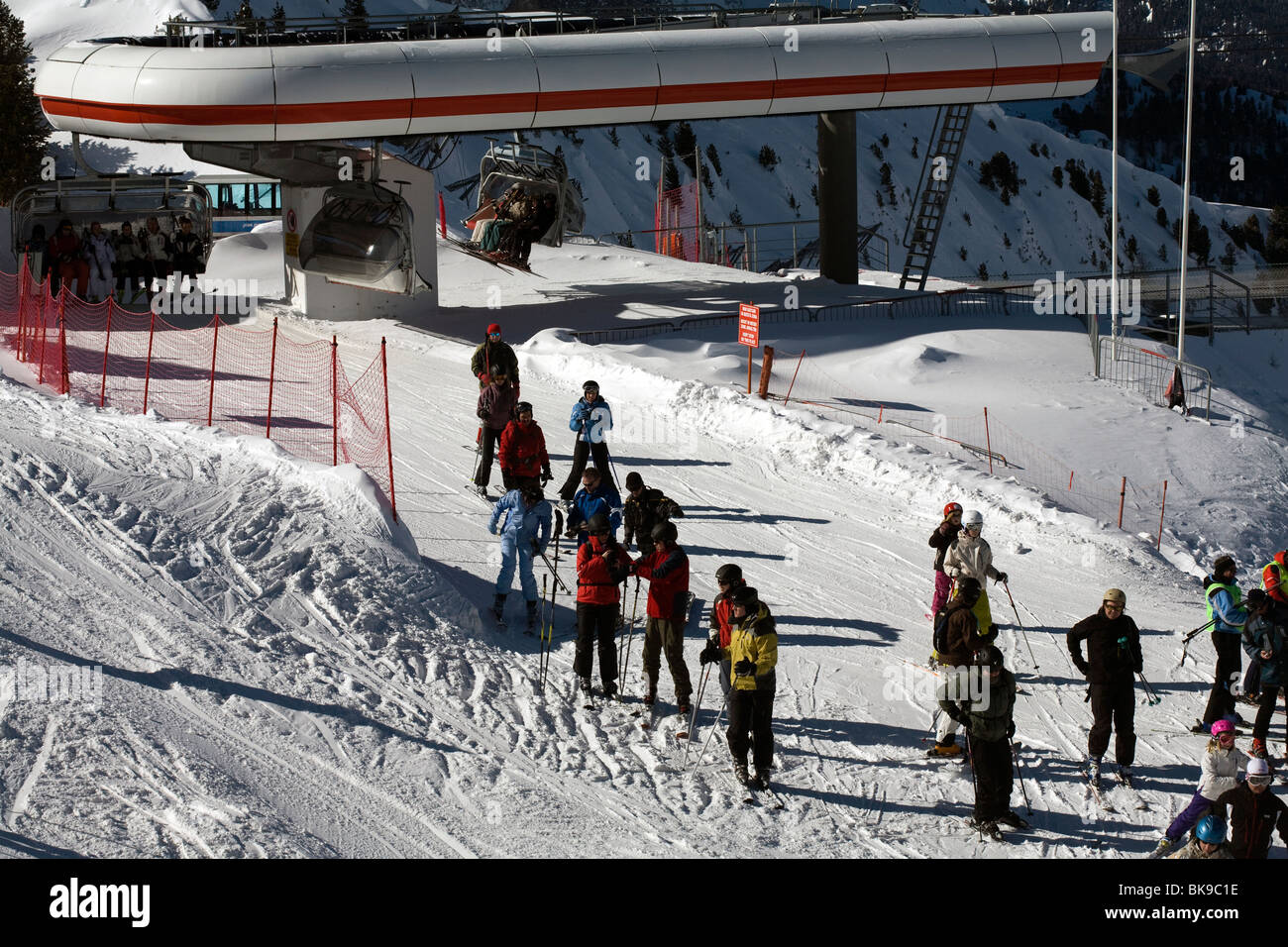 Gli sciatori e gli snowboarder vicino al Ciampinoi sollevare a Selva di Val Gardena Dolomiti Italia Foto Stock