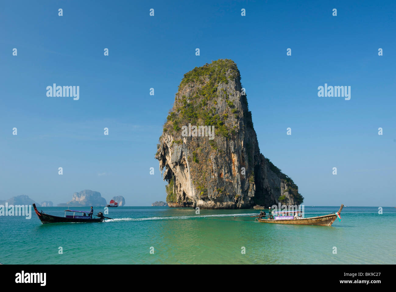 Coda lunga imbarcazioni al Porto di Laem Phra Nang Beach, Krabi, Thailandia, Asia Foto Stock