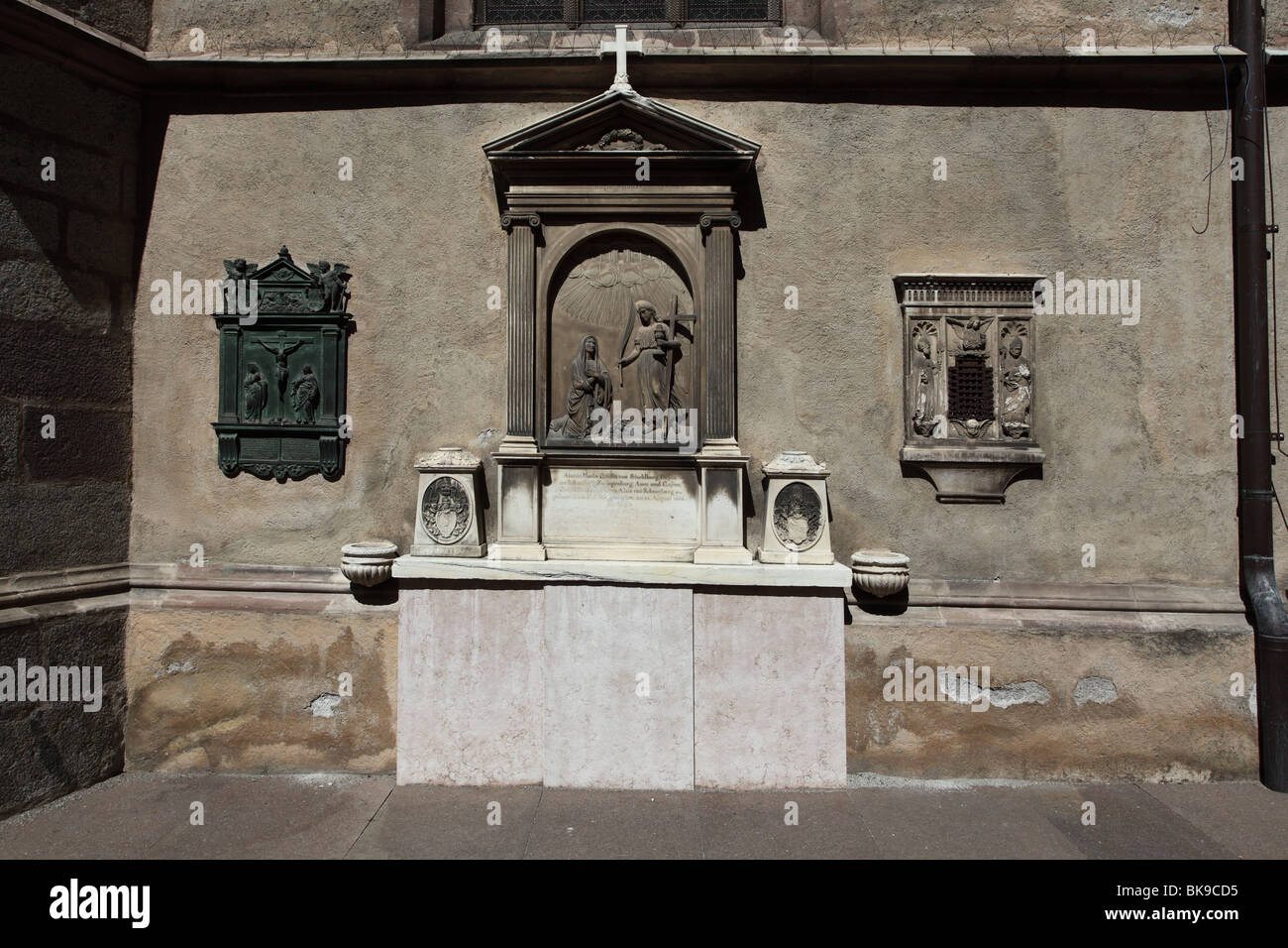 La scultura al di fuori del duomo di Merano Italia Foto Stock