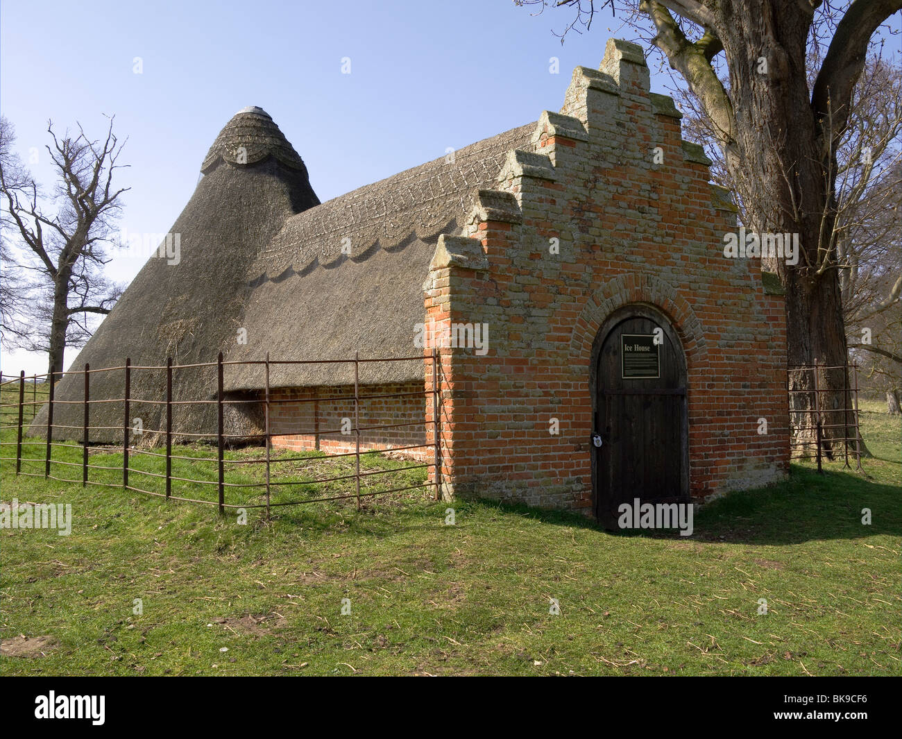 Una cinquecentesca casa di ghiaccio utilizzato per immagazzinare ghiaccio importati prima dell'invenzione della refrigerazione Holkham Hall Norfolk Foto Stock
