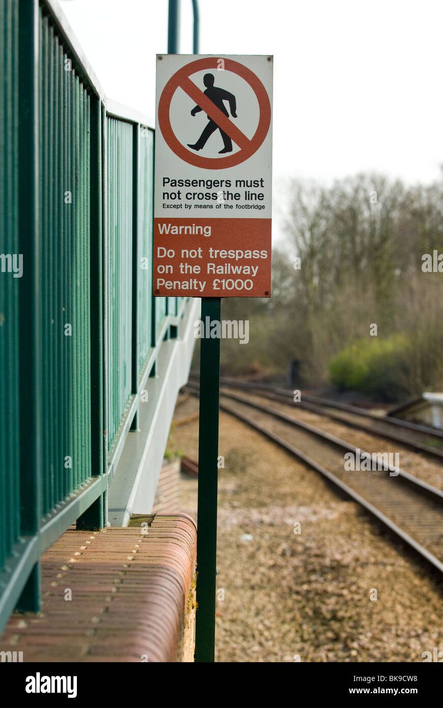 Segnale di avvertimento o avviso avviso ai passeggeri di non attraversare la linea. Foto Stock