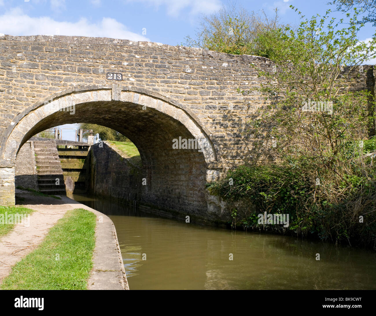 Pigeon serratura in Tackley sulla Oxford Canal, chiamato dopo il pub tre piccioni, che utilizzata per stare qui vicino. Foto Stock