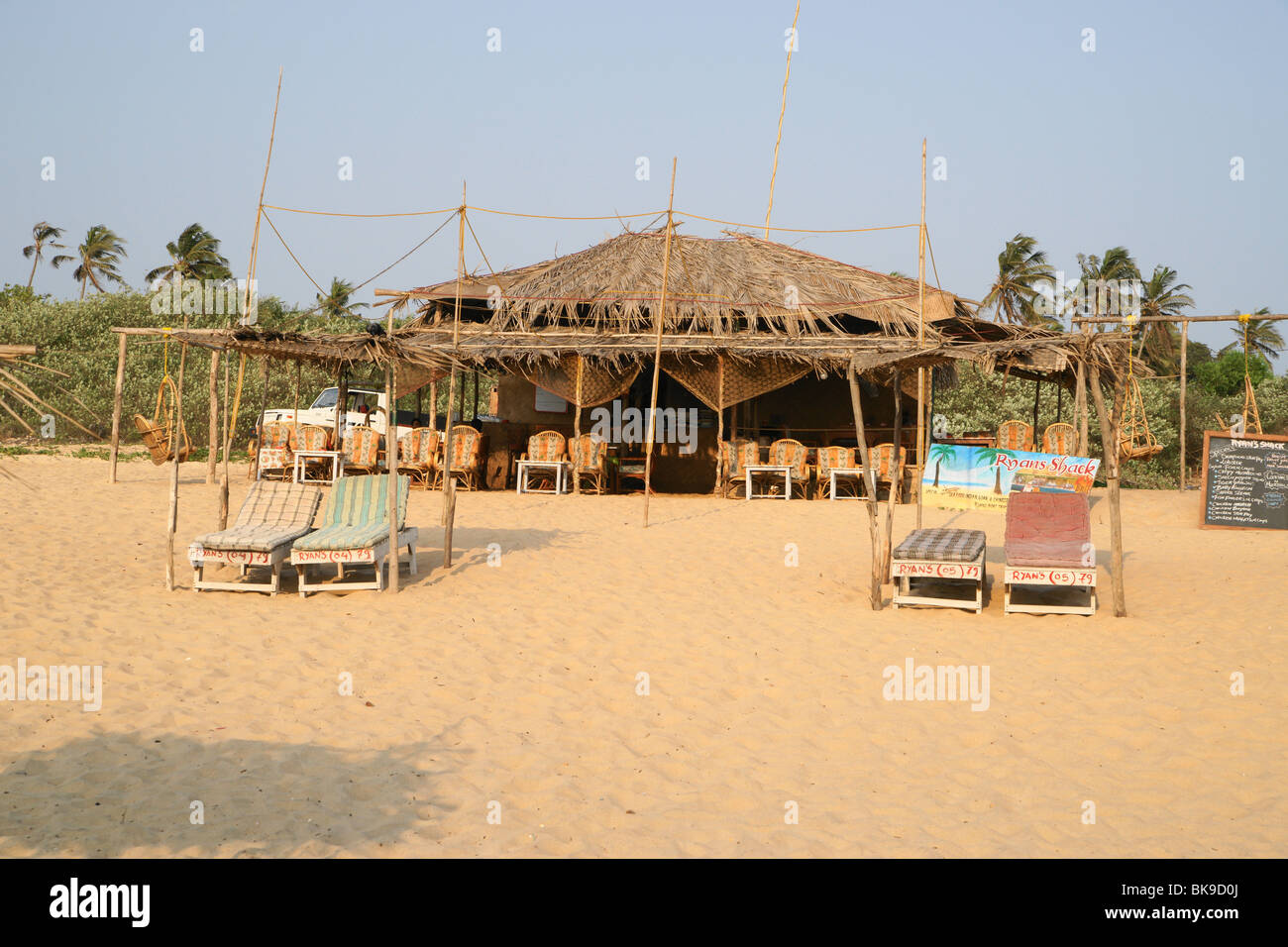 Capanna sulla spiaggia a Candolim, Goa in India Foto Stock
