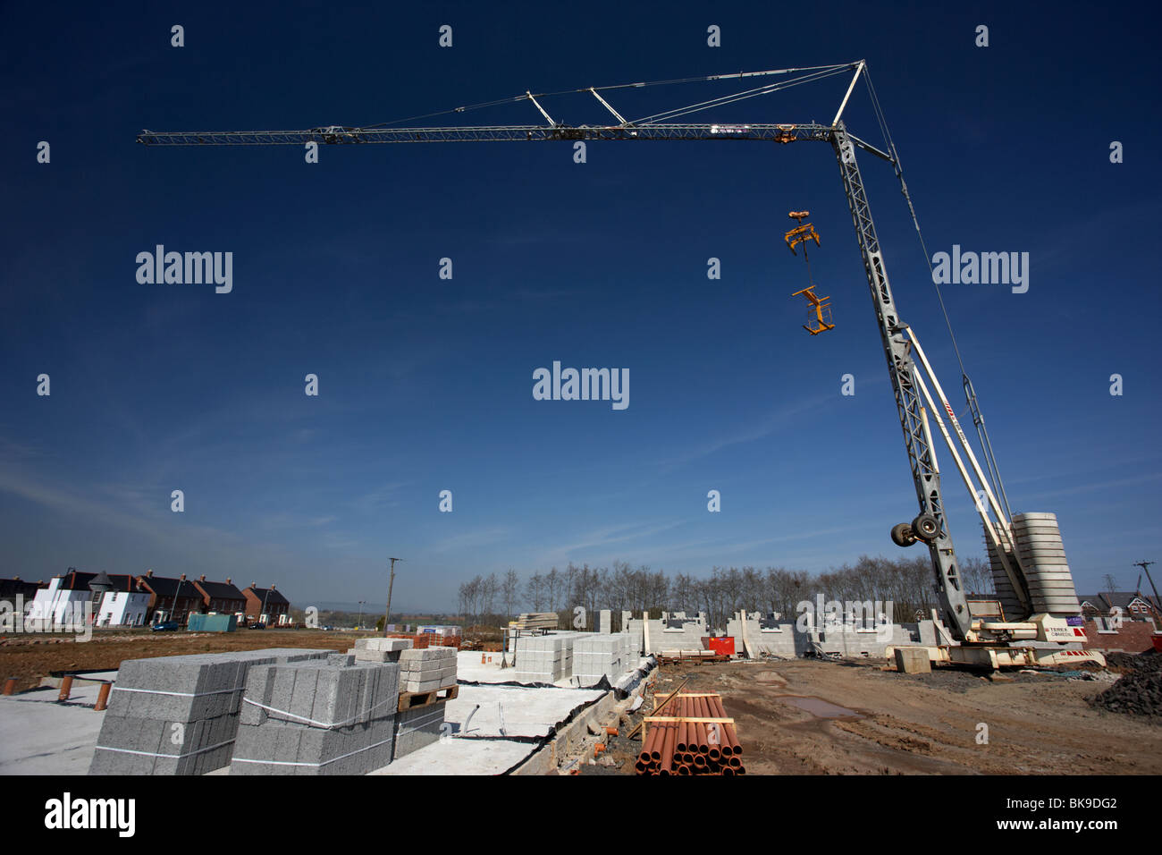 Sime gru a torre su un alloggiamento di sviluppo edificio di costruzione sito in Irlanda del Nord Regno Unito Foto Stock Sime gru a torre su un alloggiamento di sviluppo edificio di costruzione sito in Irlanda del Nord Regno Unito Foto Stock