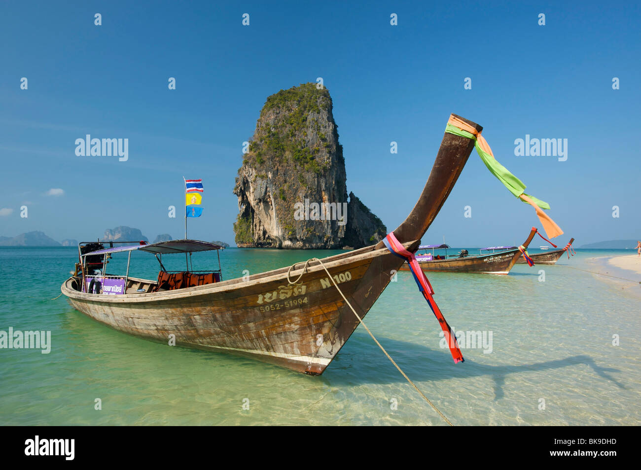 Barca long-tail al Porto di Laem Phra Nang Beach, Krabi, Thailandia, Asia Foto Stock
