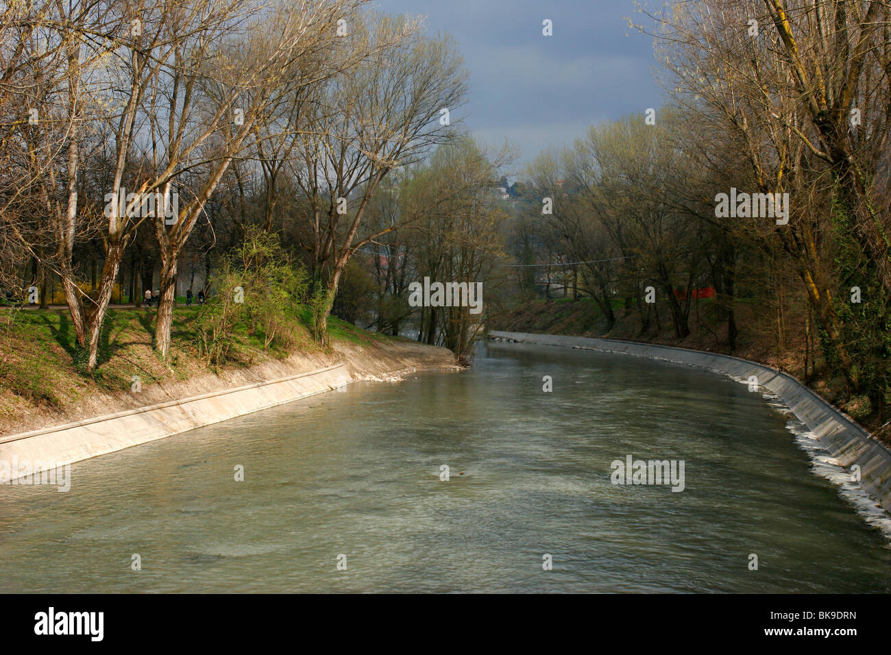 Fiume Dora Riparia in Lungo Dora Voghera (vicino la convergenza con il fiume Po), Torino, Italia. Foto Stock