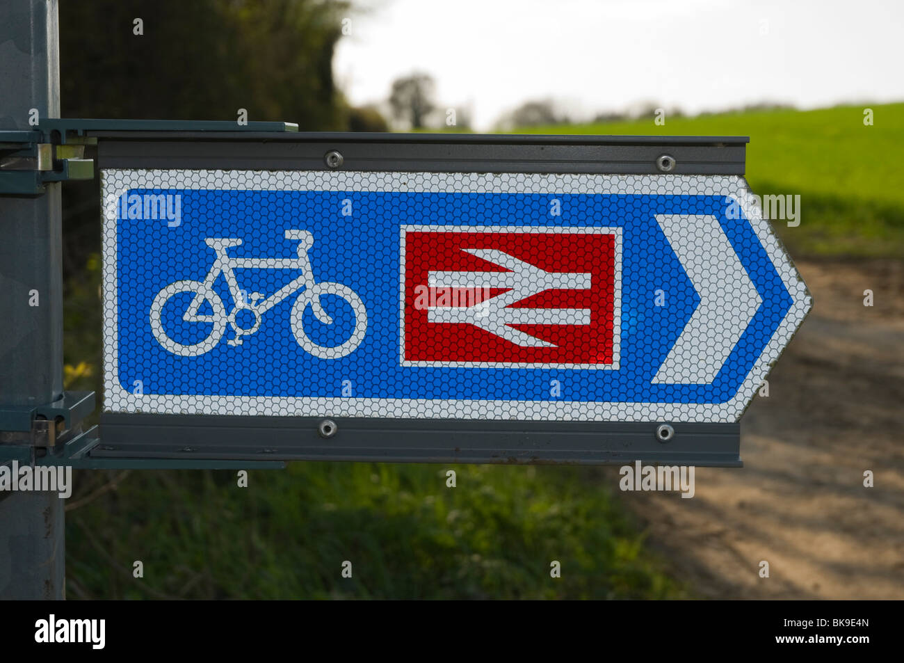 Un segno che mostra il percorso ciclabile fino alla stazione ferroviaria di Tackley, Oxfordshire, parte del trasporto sostenibile iniziativa. Foto Stock