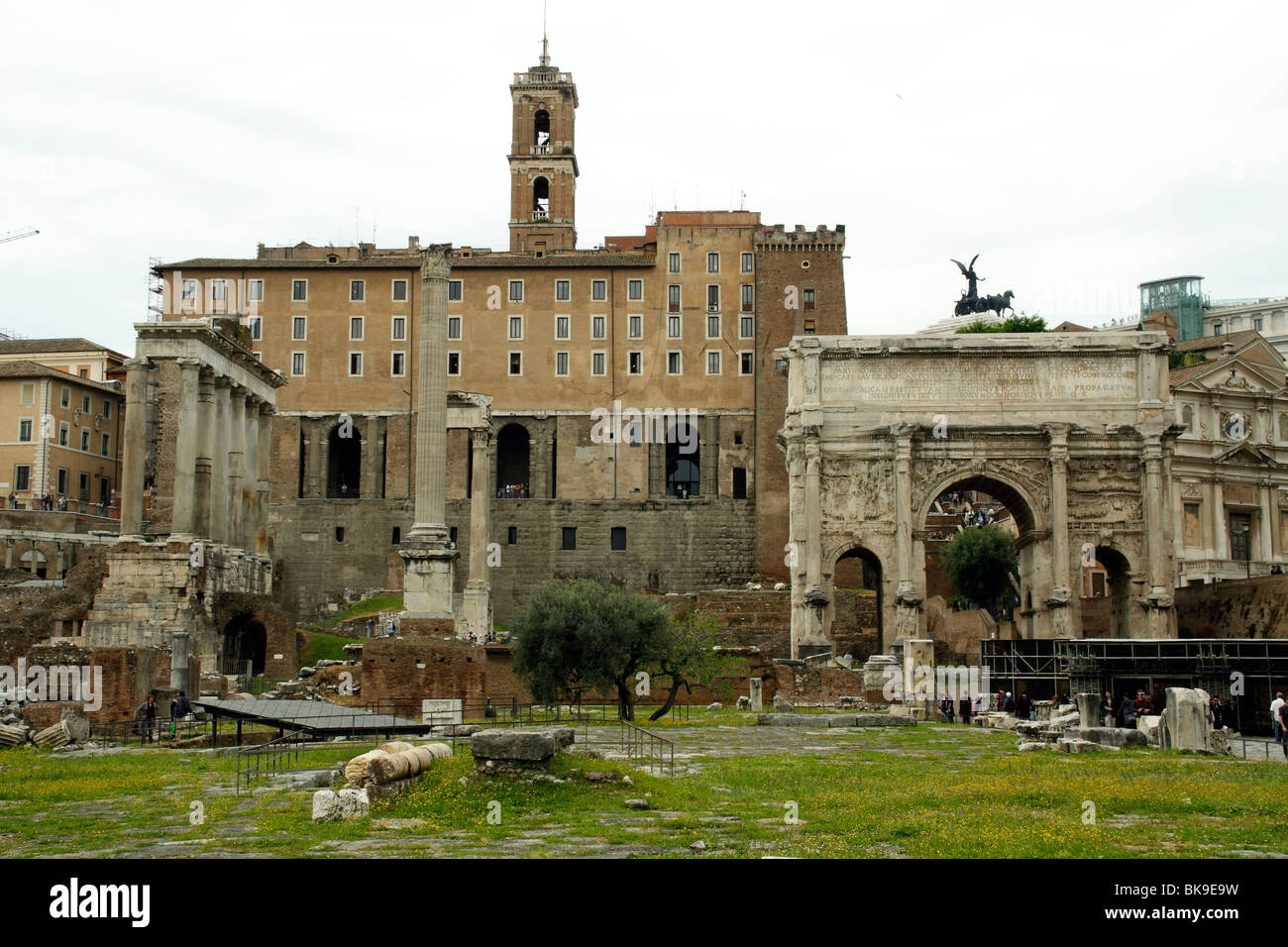 Rovine del Forum, guardando verso il Campidoglio. Sulla destra dell'Arco di Settimio Severo, sul lato sinistro del tempio di Saturno Foto Stock