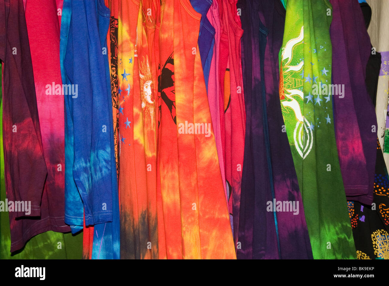 Tie dye abbigliamento, stallo del mercato di Covent Garden di Londra, Regno Unito Foto Stock