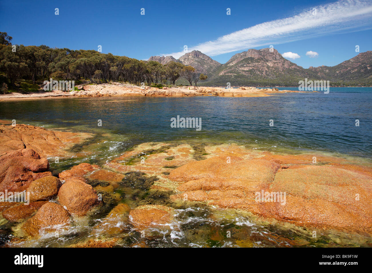 Rocce, Coles Bay e pericoli, Parco Nazionale di Freycinet, Penisola di Freycinet, Est della Tasmania, Australia Foto Stock