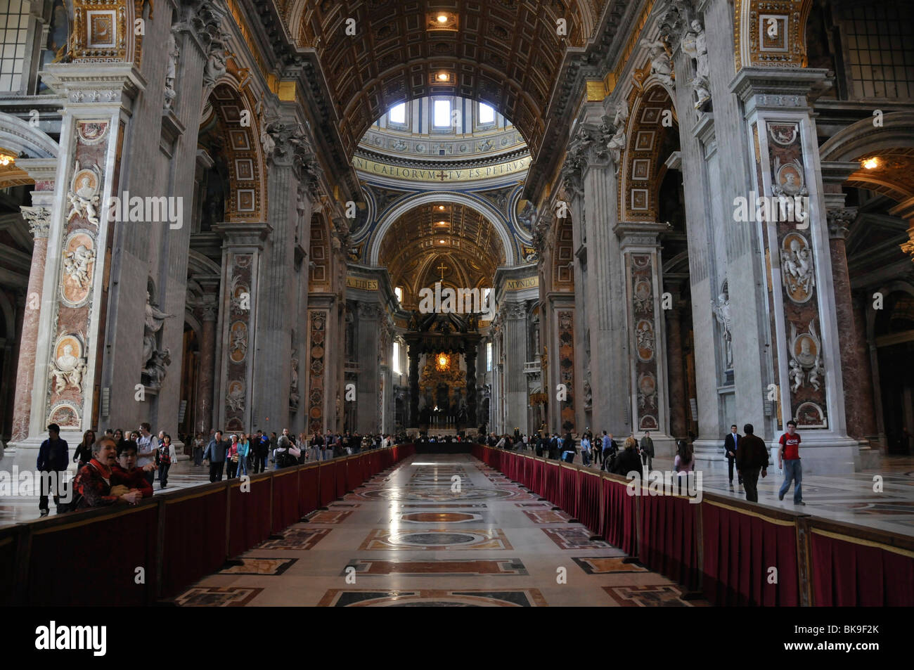 Altare, navata centrale, Basilica di San Pietro, centro storico, Città del Vaticano, Italia, Europa Foto Stock
