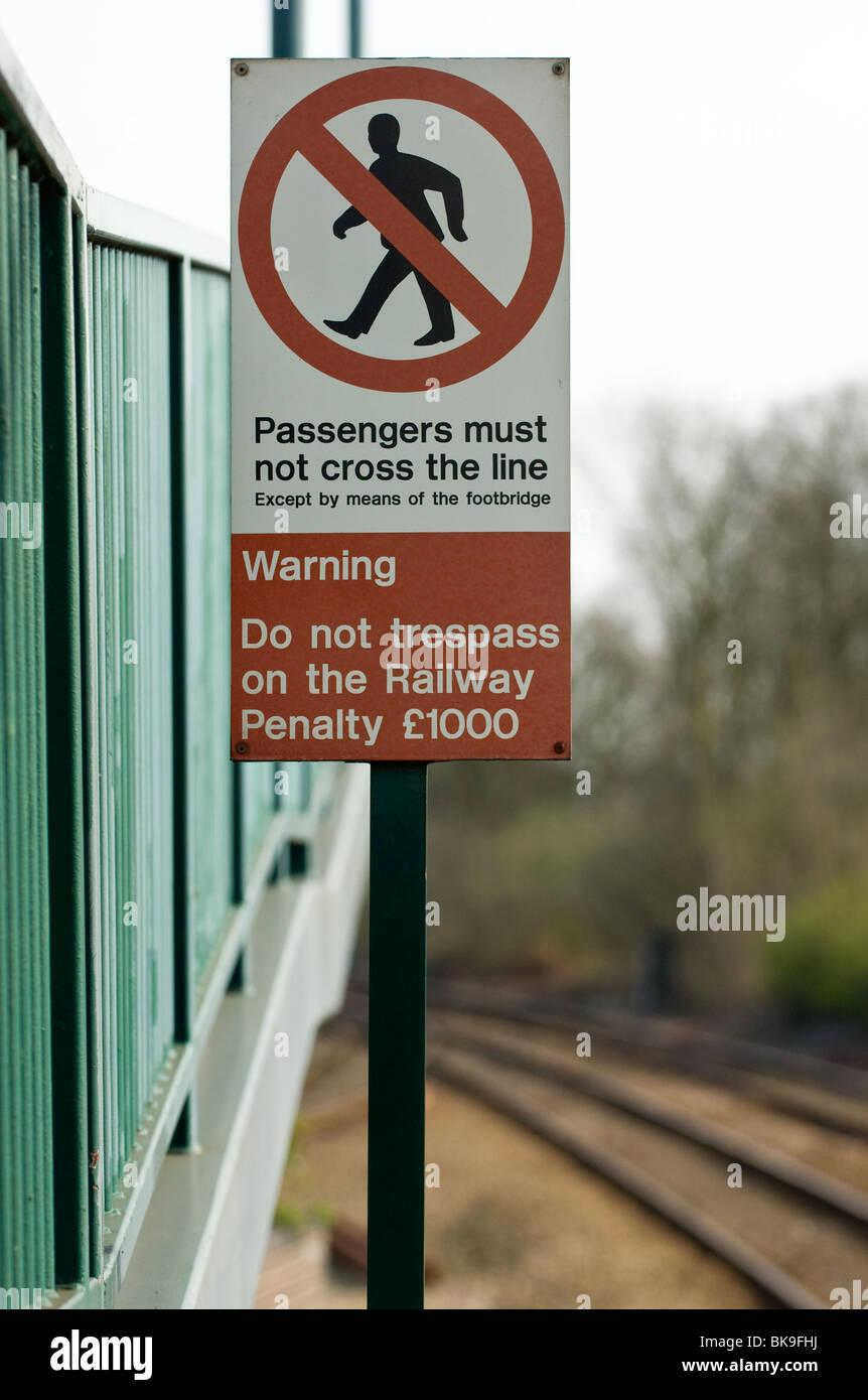 Segnale di avvertimento o avviso avviso ai passeggeri di non attraversare la linea. Foto Stock