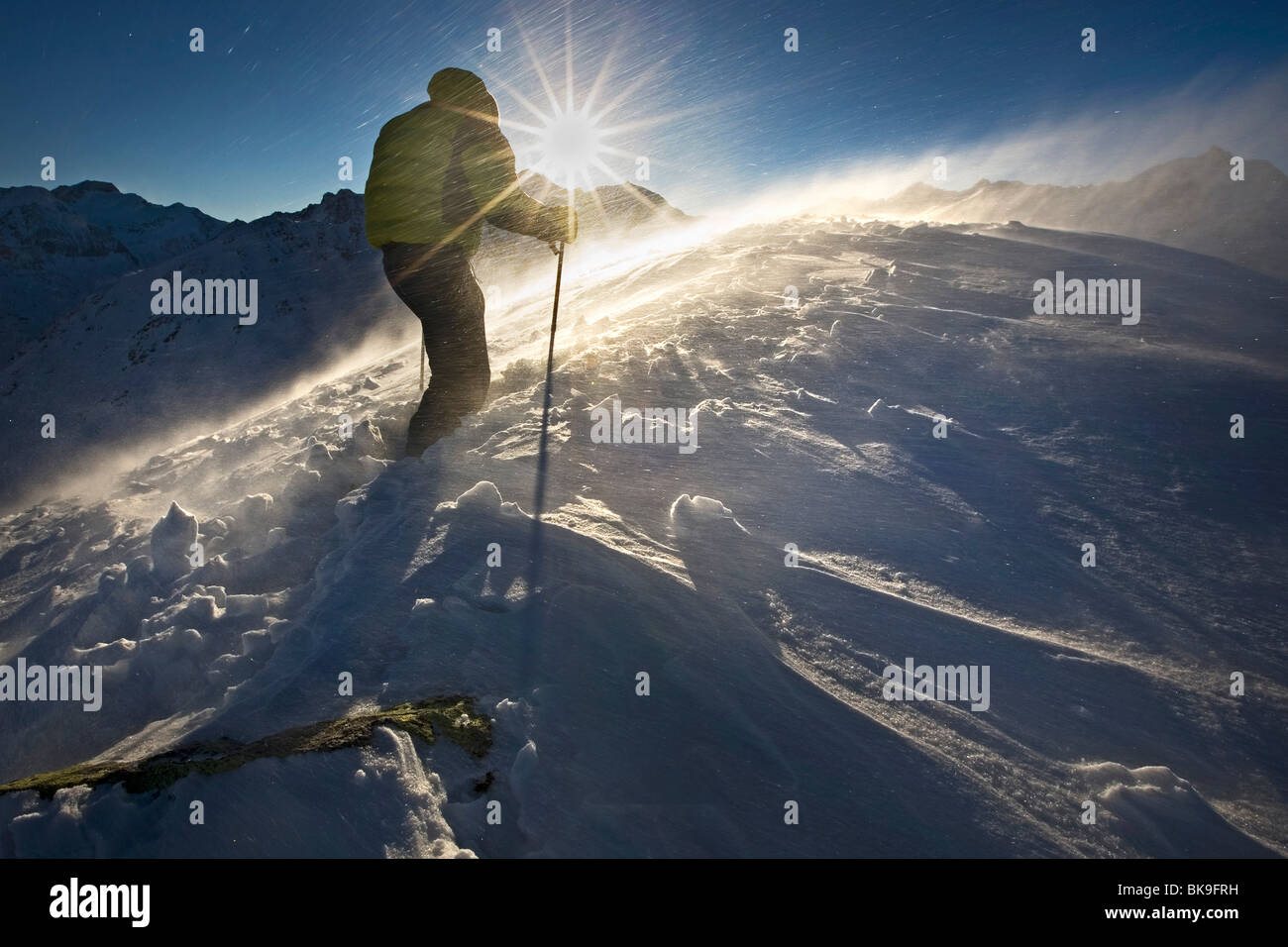L'uomo escursioni in montagna durante una tempesta di neve, Parco Naturale Kaunergrat, Tirolo del nord, Austria, Europa Foto Stock