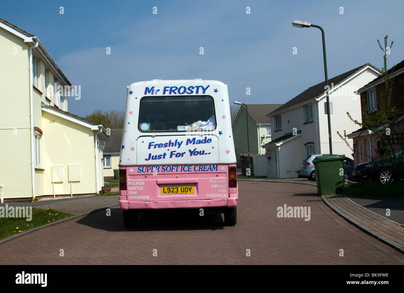 Signor Frosty super soft ice cream van in moderno complesso residenziale,freschi solo per voi, Foto Stock
