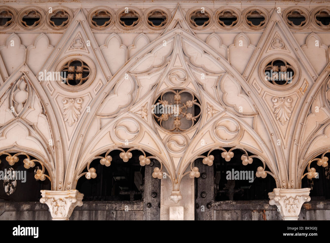 Dettaglio del ferro battuto su Elevador de Santa Justa (1900 - 1902), verticale ascensore, alla fine di Rua Santa Justa, Lisbona Portogallo Foto Stock