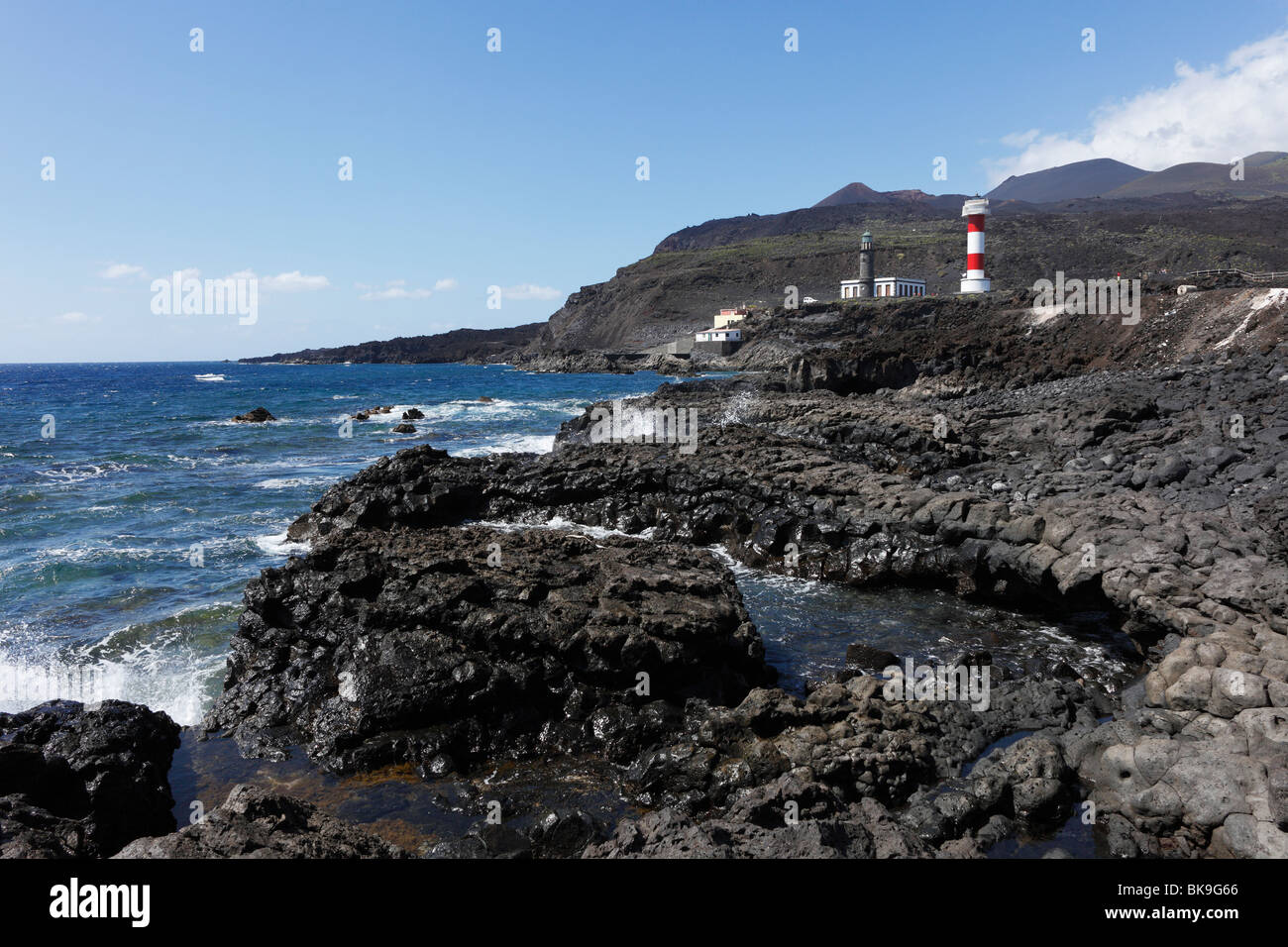 Volcanic costa rocciosa, fari vecchi e nuovi di Faro a Fuencaliente de la Palma, Isole Canarie, Spagna, Europa Foto Stock