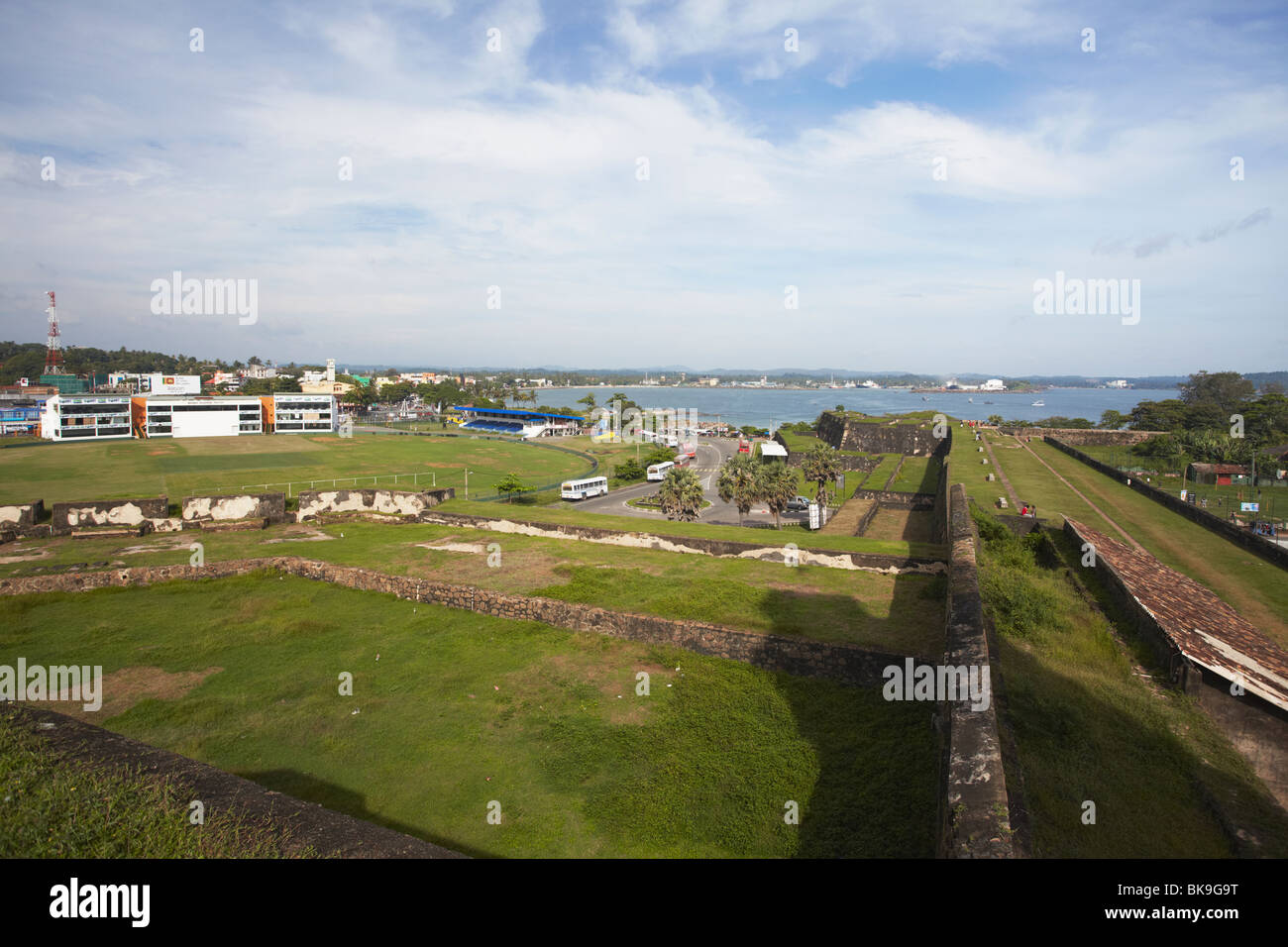 Vista del porto di Galle e cricket stadium dalle mura del Forte di Galle, Galle, Sri Lanka Foto Stock
