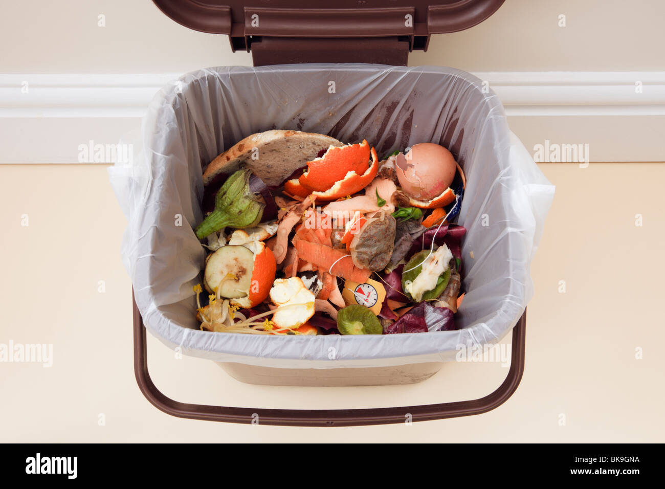 Top down di domestiche rifiuti alimentari in cibo interna del contenitore di riciclaggio compartimento con coperchio aperto in interni. Inghilterra Regno Unito Gran Bretagna Foto Stock