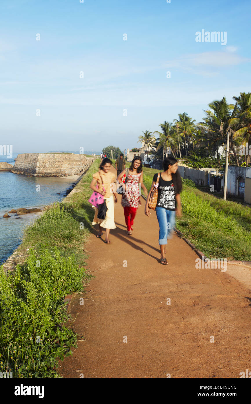 Donne camminando sulle mura del Forte di Galle, Galle, Sri Lanka Foto Stock