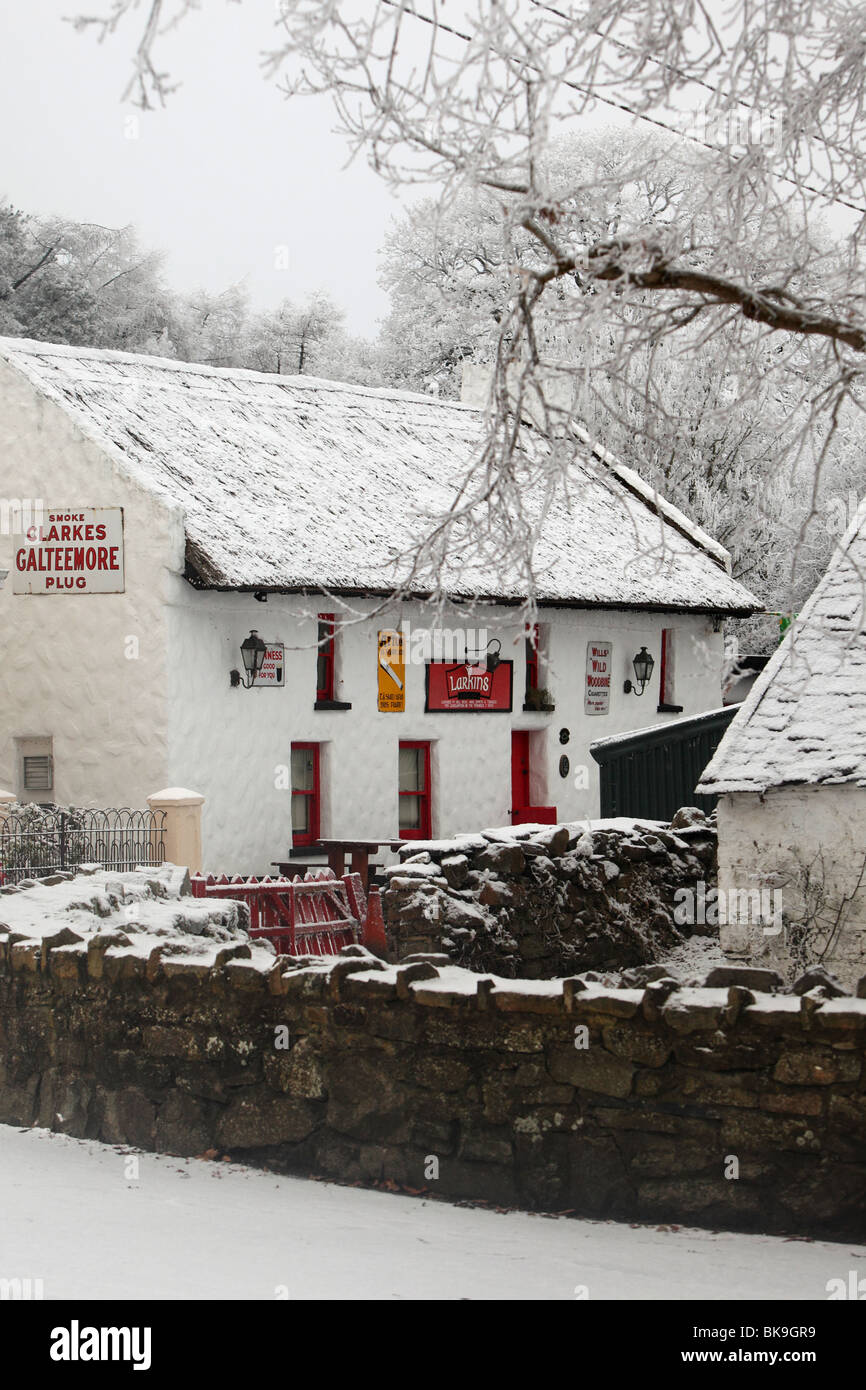 Larkin's Bar e ristorante, Garrykennedy Portroe, nella contea di Tipperary Irlanda indossa un cappotto invernale Foto Stock
