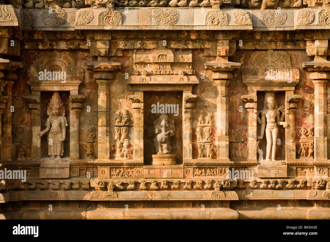 Dettagli di artwork e fregi presso il Tempio Airatesvara in Dharasuram, Kumbakonam, Tamil Nadu, India Foto Stock