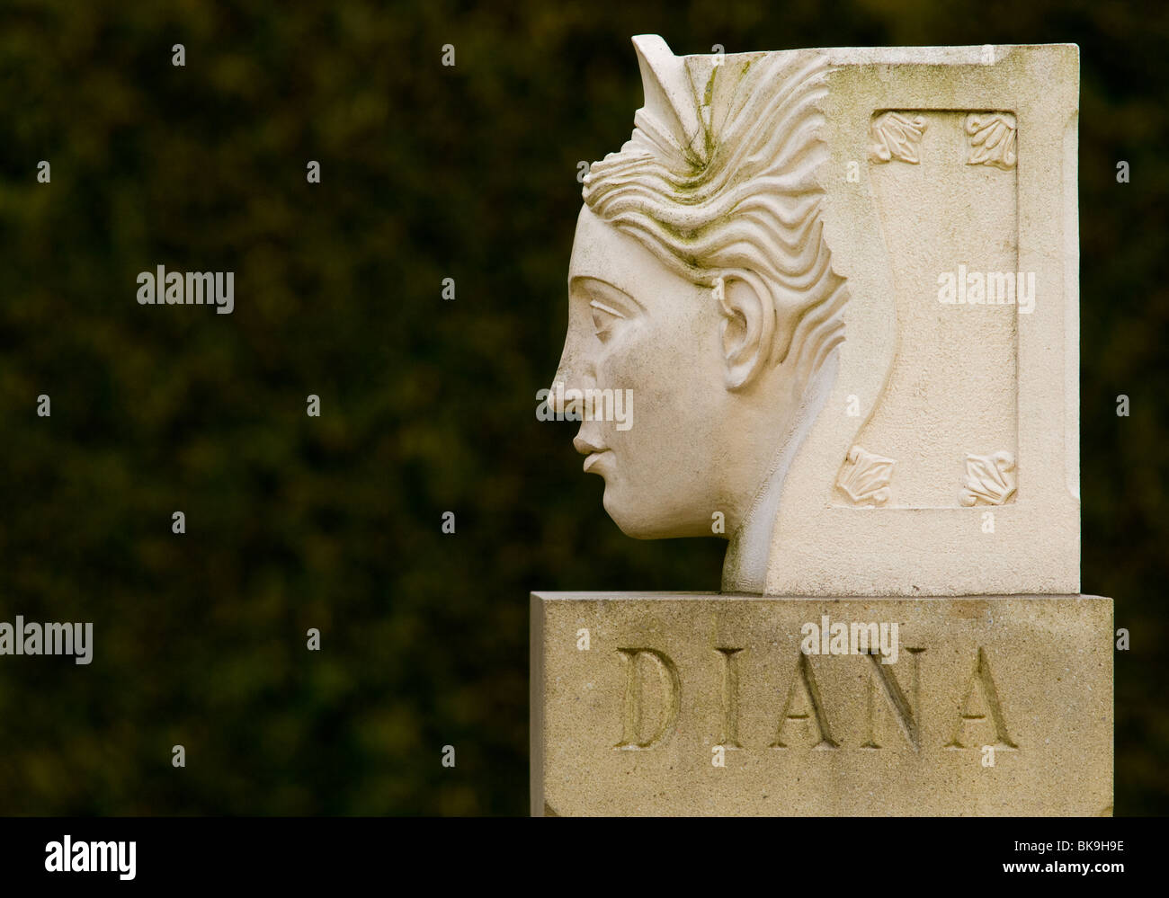 Un busto di pietra su un plinto alla dea Diana, dea romana alla guarigione, le donne e la nascita di bambini. Foto Stock