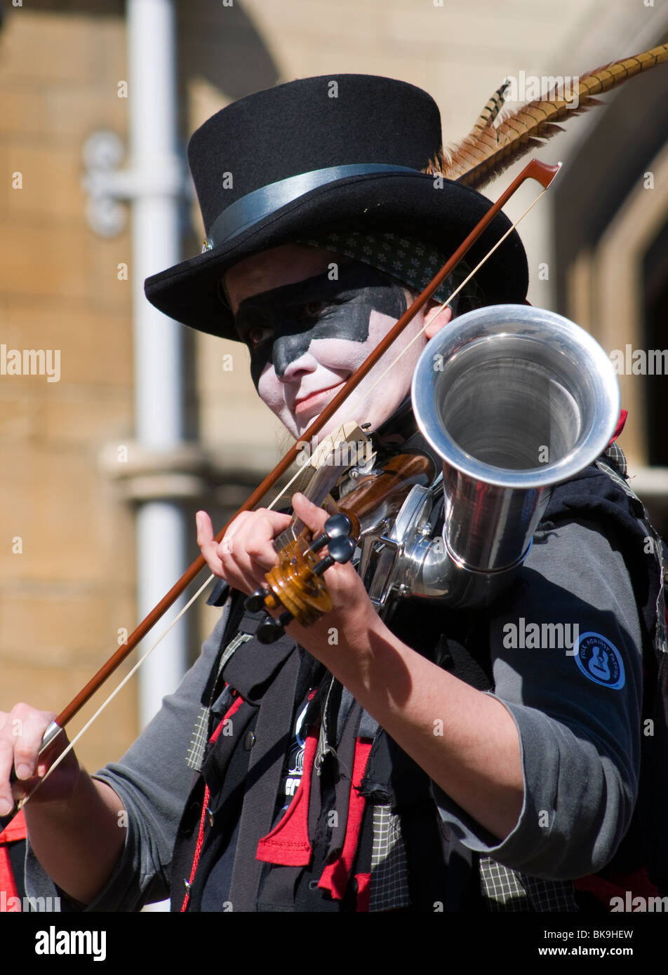 Morris musicista suonare il violino Stroh, (aka phonofiddle o violinophone) presso la Oxford Folk Festival. Foto Stock