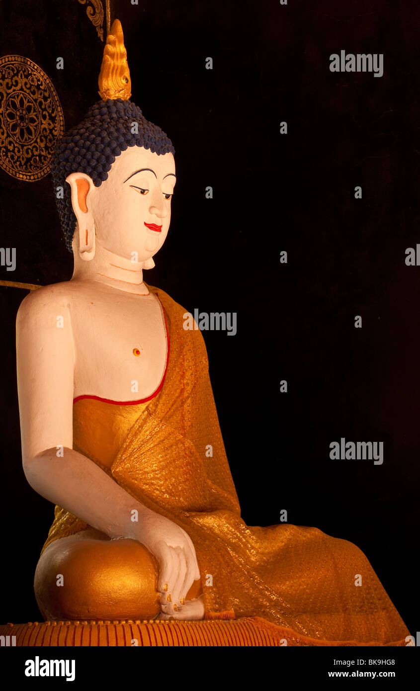 Statua di Buddha nel Wat Chedi Luang Wora Wihan tempio buddista in Chiang Mai, Thailandia. Foto Stock