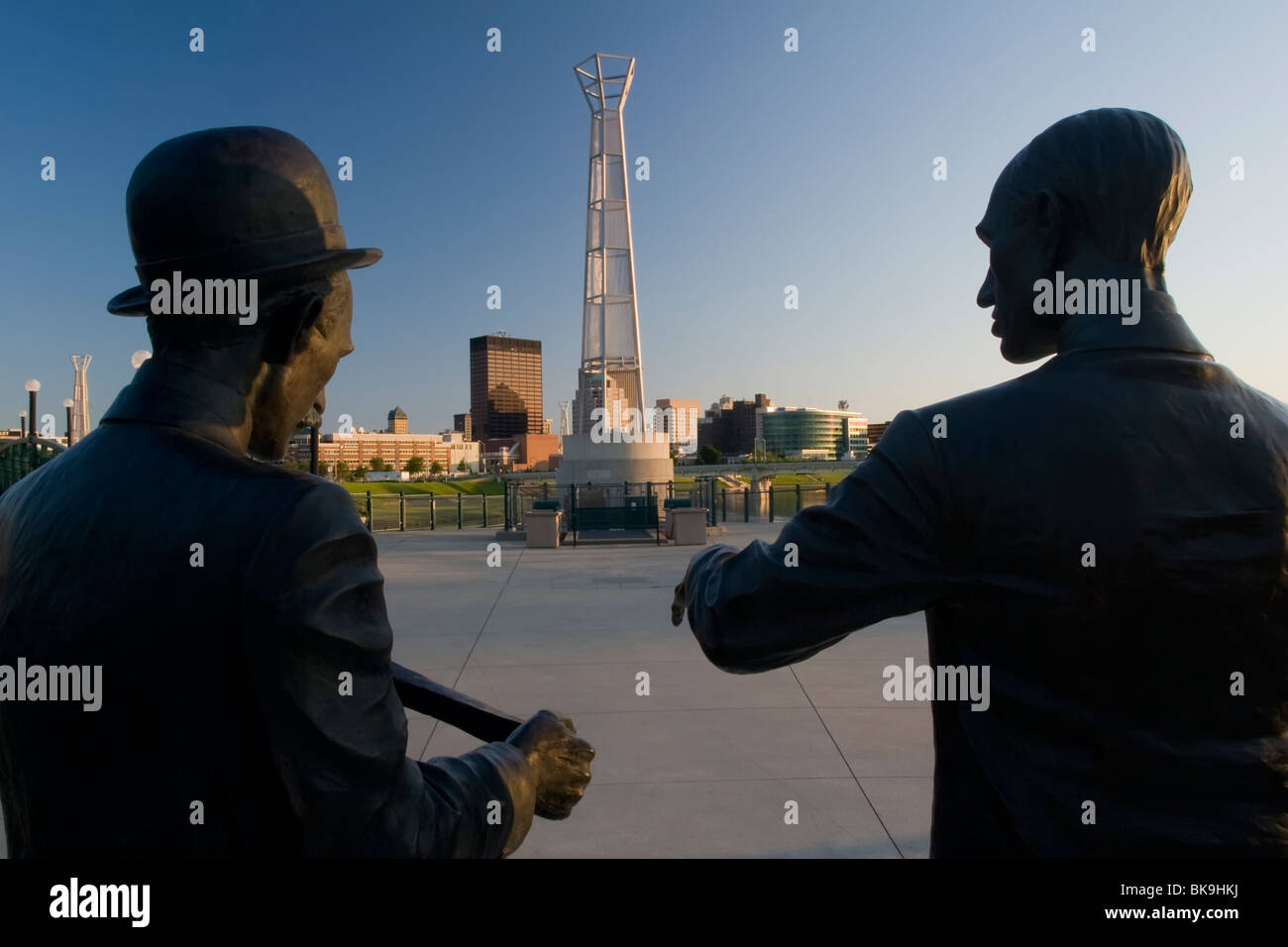 Gli accordi di Dayton Ohio città al crepuscolo. Guardando attraverso le sculture di Wilbur ed Orville Wright. Andando Park, Dayton, Ohio, Stati Uniti d'America. Foto Stock