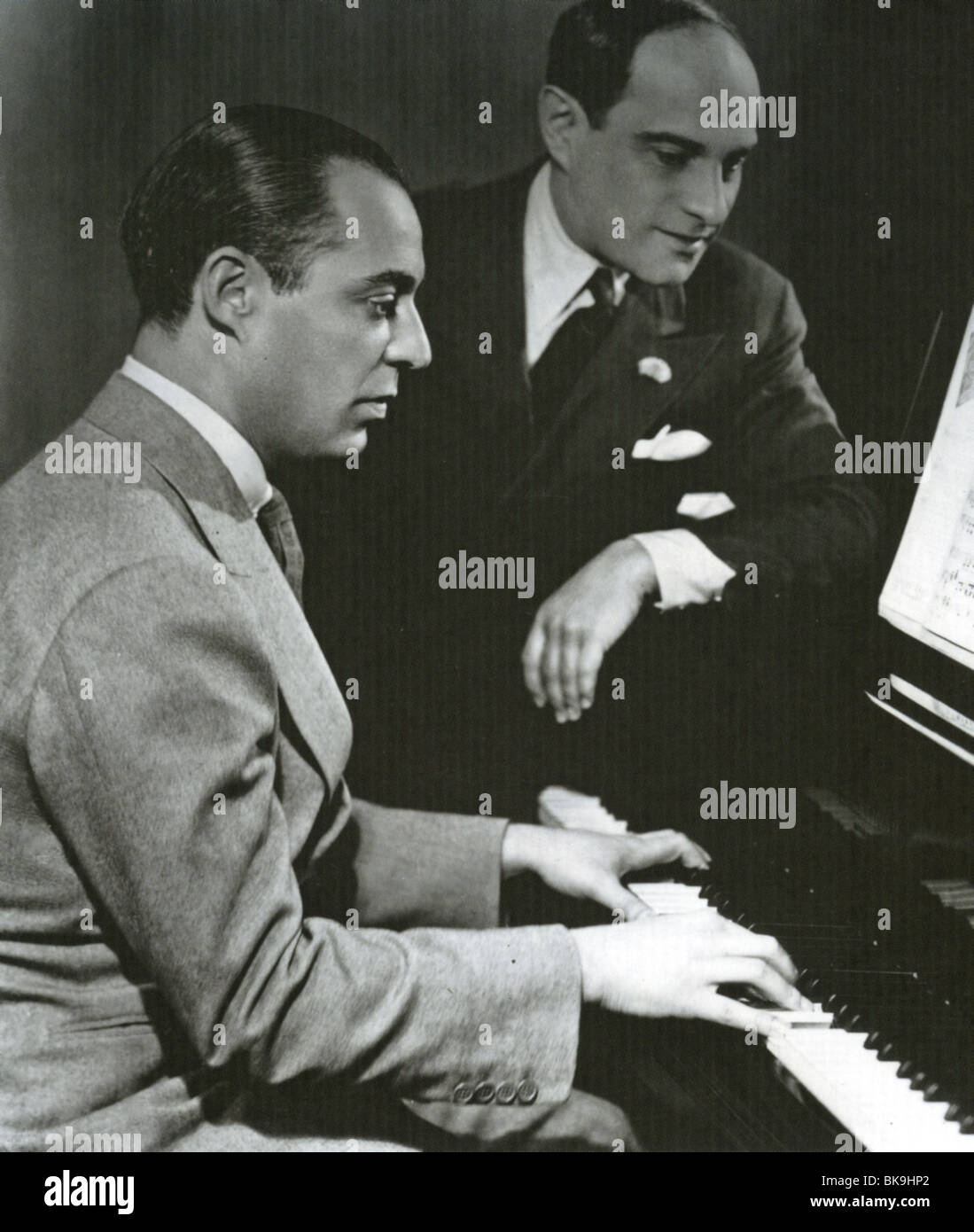 ROGERS E HART - noi il compositore Richard Rogers (sinistra) e paroliere Lorenz Hart circa 1939 l'anno hanno scritto Pal Joey Foto Stock