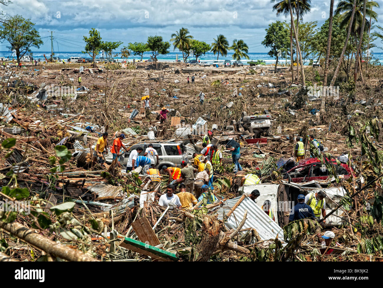 La ricerca di sopravvissuti dopo lo tsunami del 2009, Samoa Foto Stock