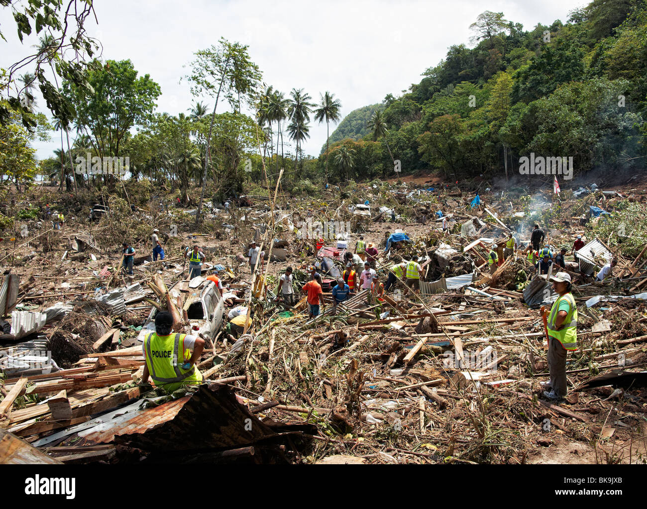 La ricerca di sopravvissuti dopo lo tsunami del 2009, Samoa Foto Stock