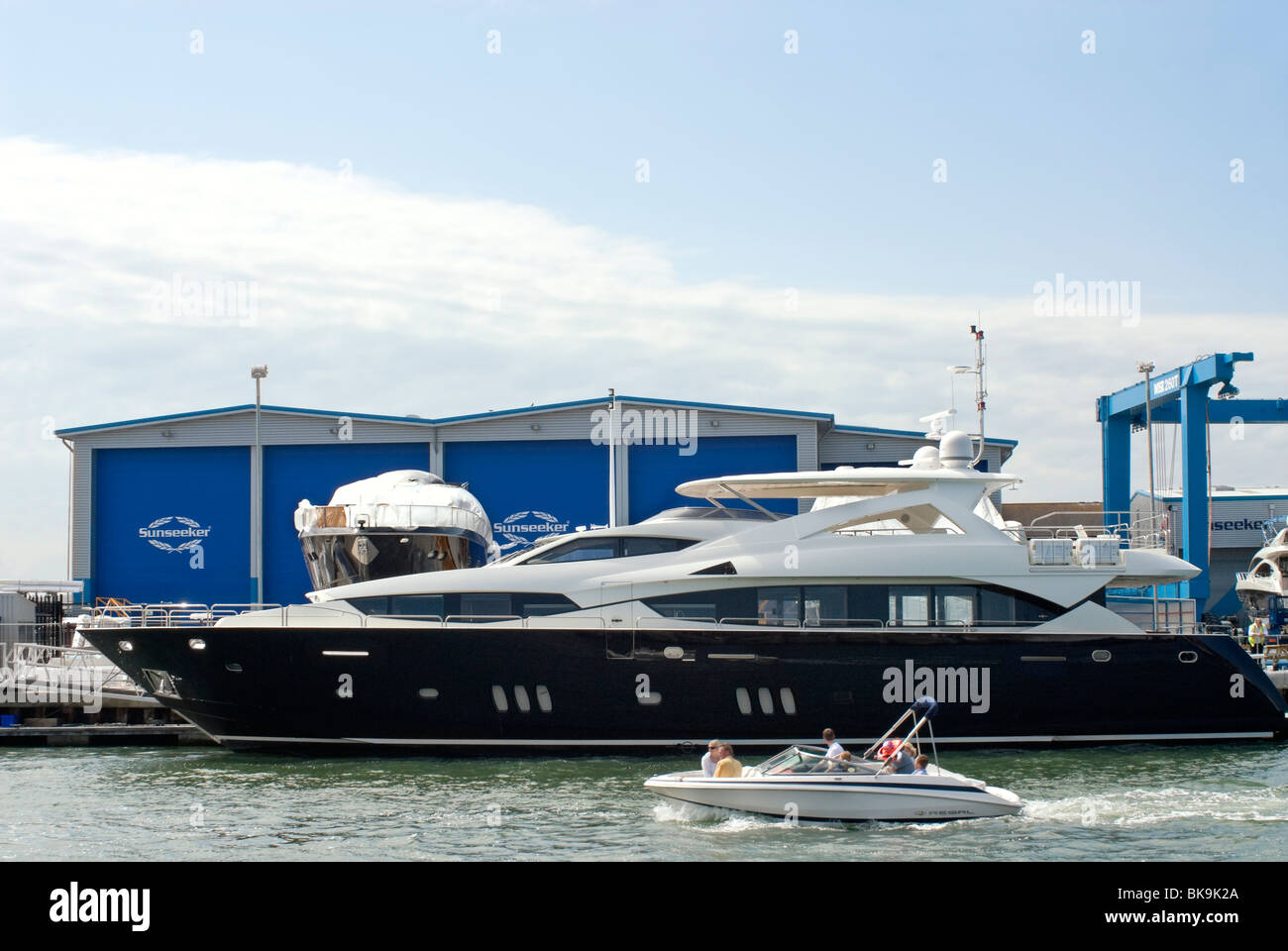 Sunseeker cantieri navali a Poole Harbour, un grande porto naturale in Dorset, l'Inghilterra del sud. Foto Stock