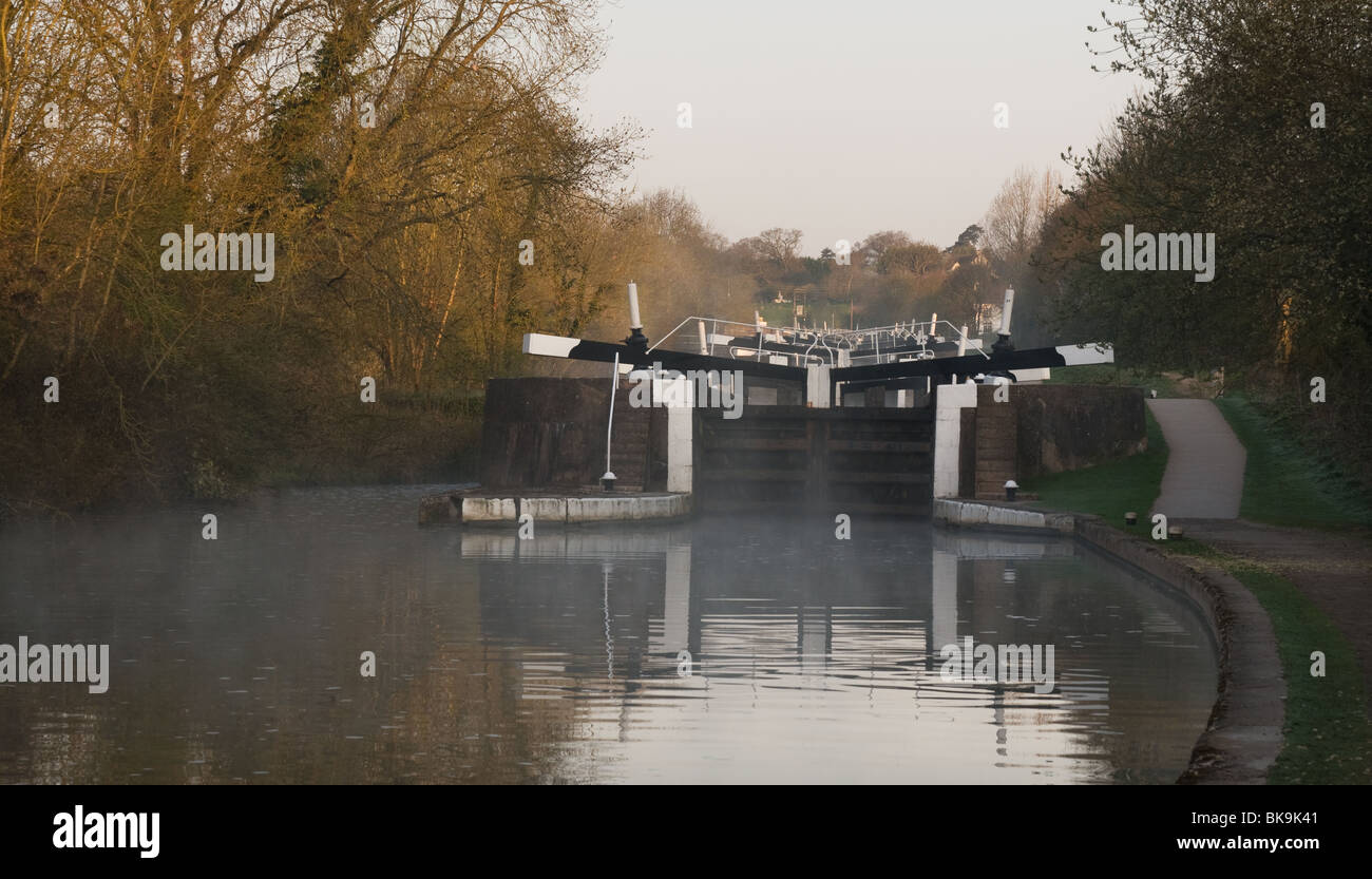 Foschia mattutina a Hatton si blocca sul Grand Union Canal, Warwickshire Foto Stock