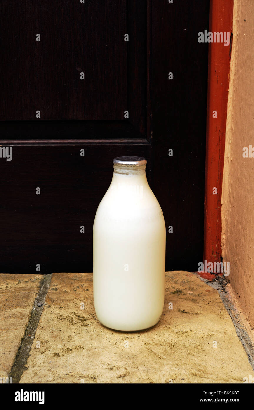 Una bottiglia di latte su una porta Foto Stock