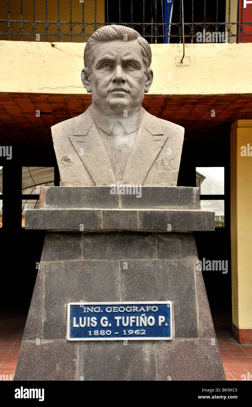 Statua di Luis G. Tufino P. , il centro del mondo monumento, Quito Ecuador Foto Stock