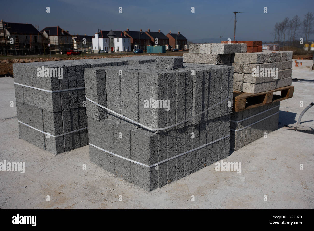 Pila di brezza edificio in calcestruzzo blocchi sulla costruzione dell'edificio sito in Irlanda del Nord Regno Unito Foto Stock