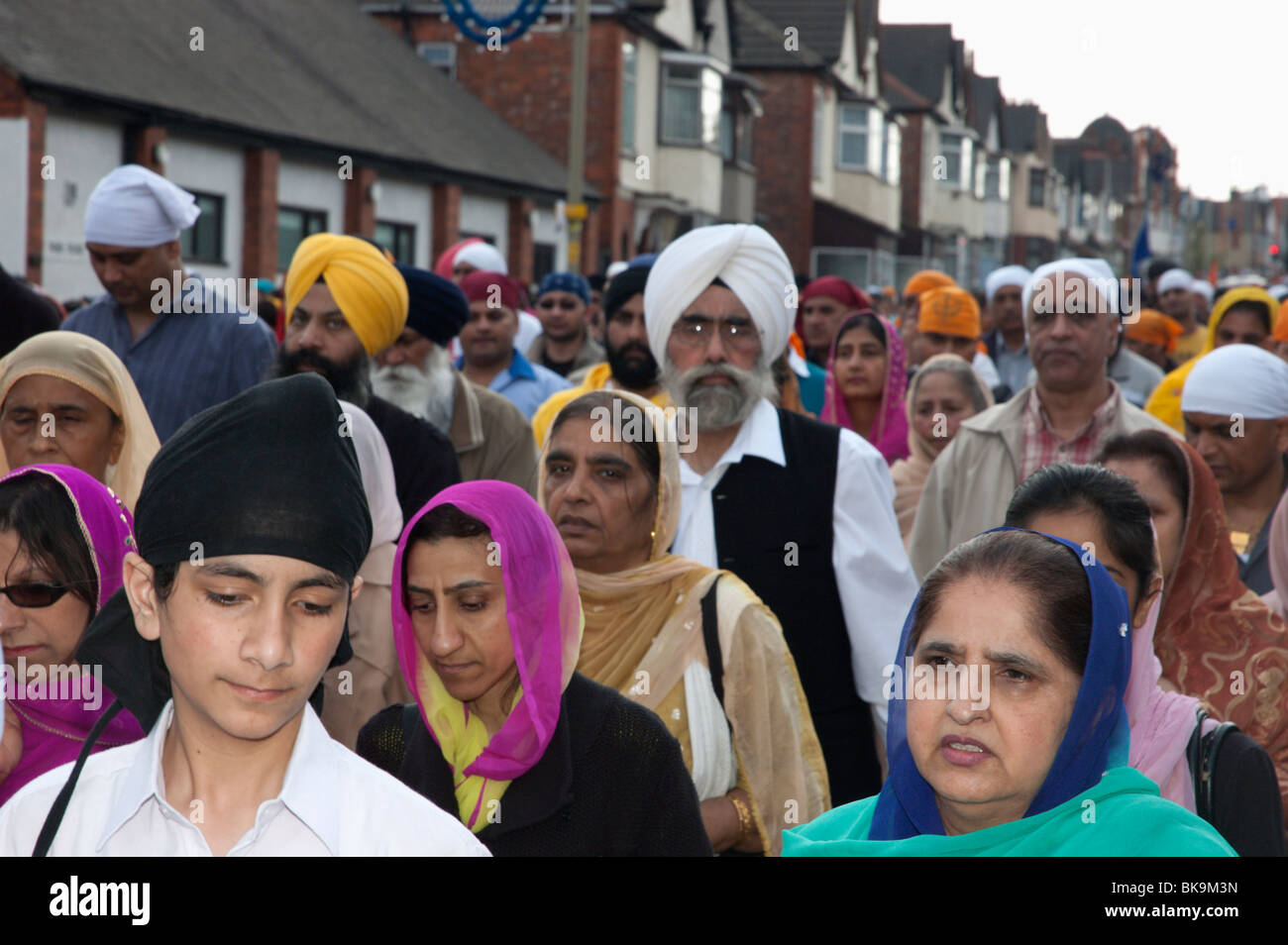 La religione Sikh Vaisakhi processione in Leicester per celebrare la nascita del Khalsa, l inizio della stagione di mietitura. Foto Stock