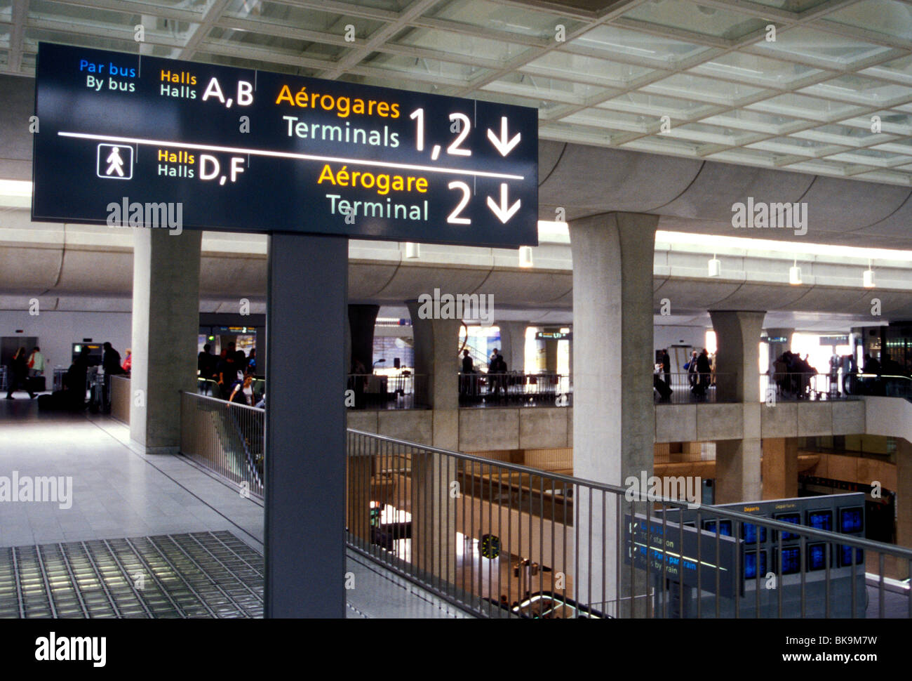 Segno direzionale presso l'aeroporto internazionale Charles de Gaulle Paris regione Ile-de-France Francia Europa Foto Stock