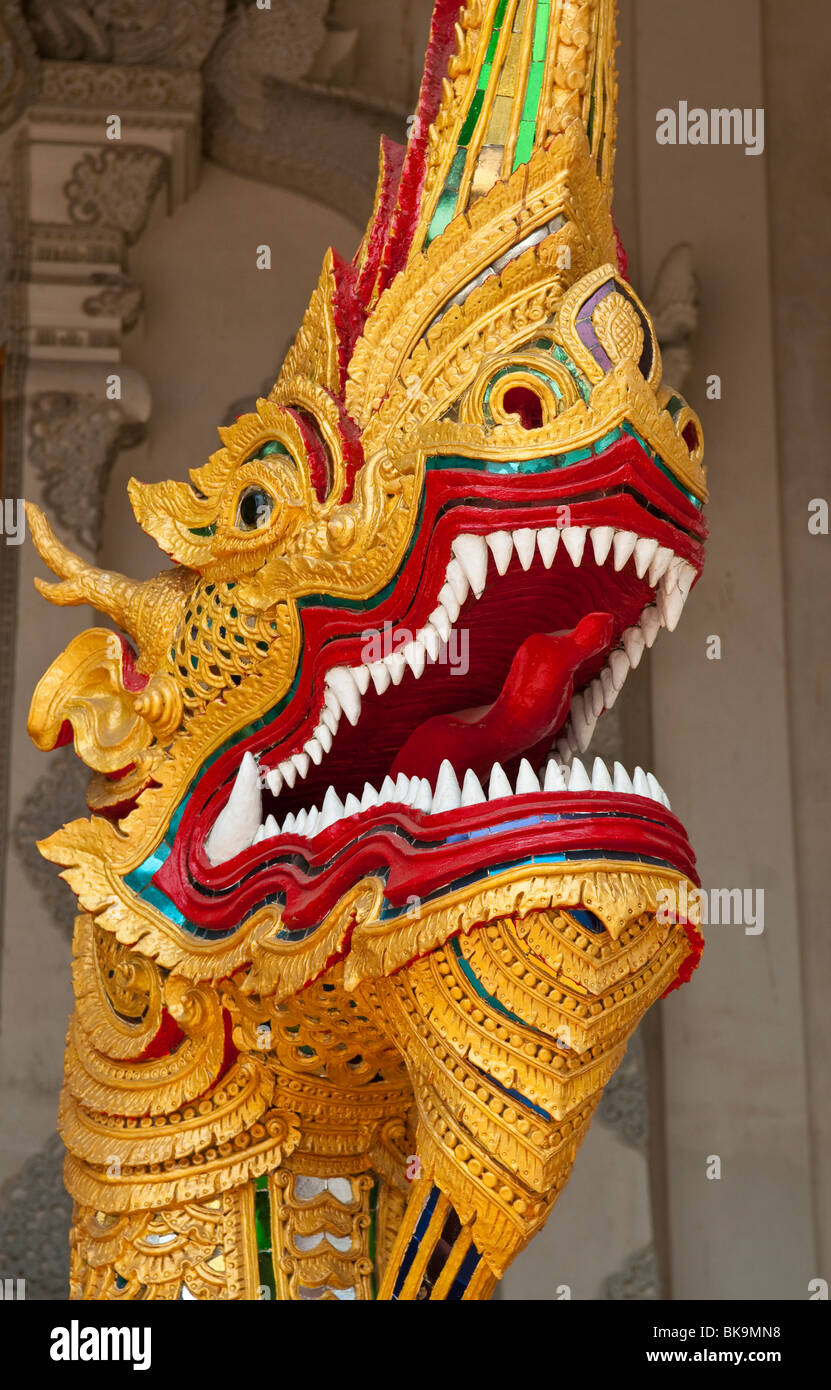 Dragon figura al Wat Chedi Luang Wora Wihan tempio buddista in Chiang Mai, Thailandia. Foto Stock